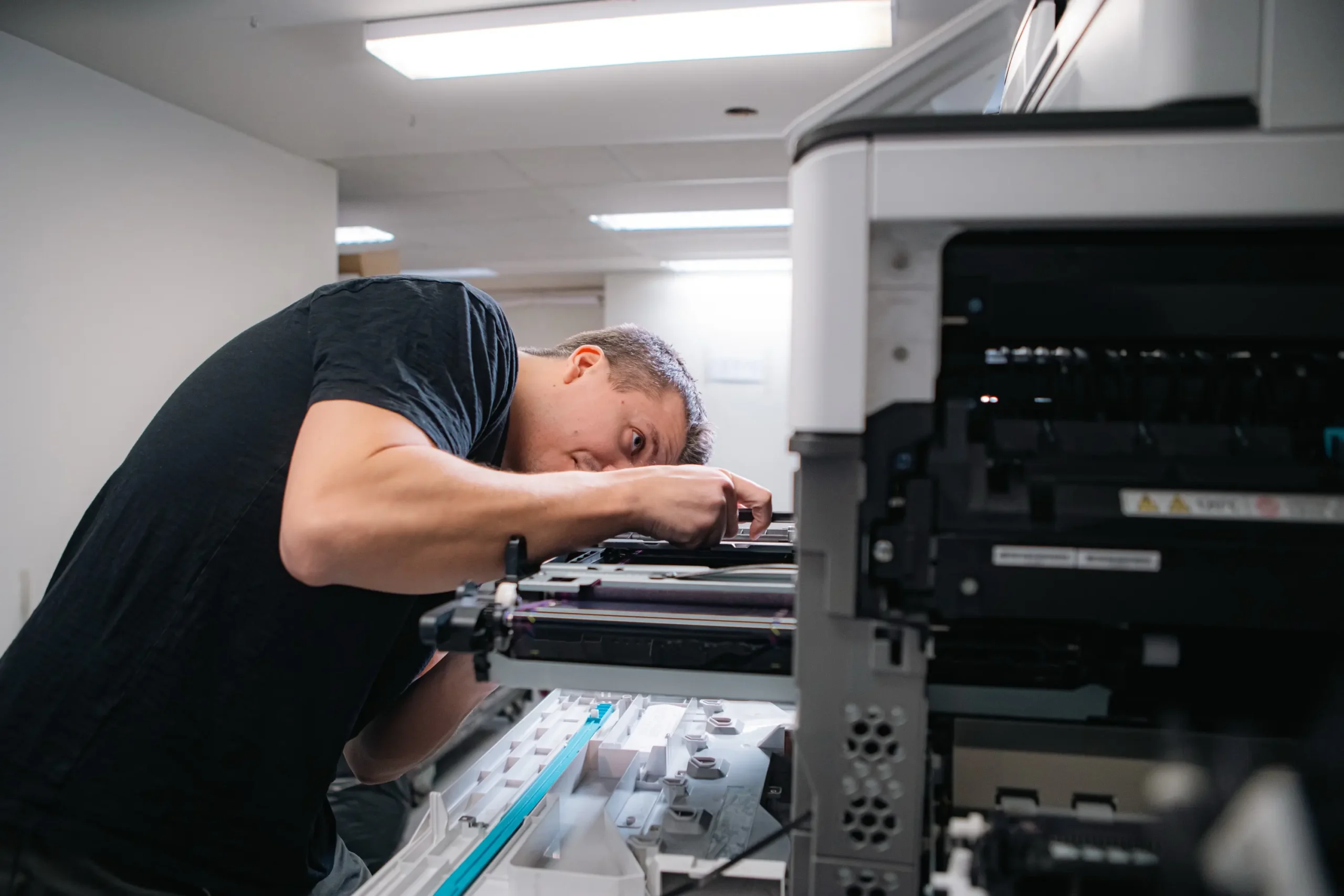 En man som servar en skrivare